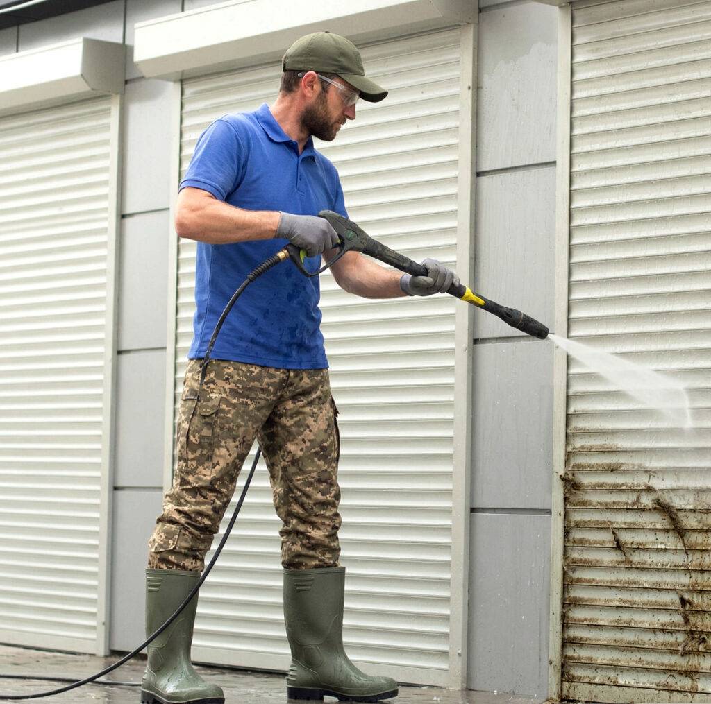 PROP WASH spraying dirt and grime off vinyl siding