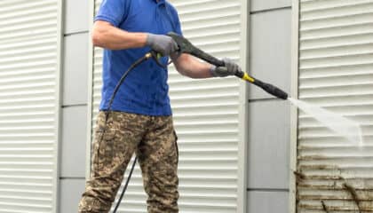 PROP WASH spraying dirt and grime off vinyl siding
